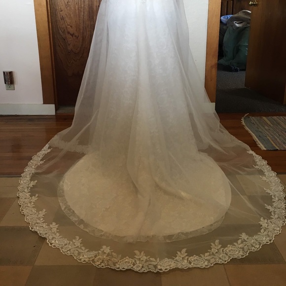 Essence of Australia Wedding Dress - Picture 4 of 5